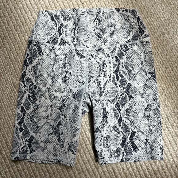 ALO Yoga snake skin print bra and biker shorts set - Picture 2 of 8